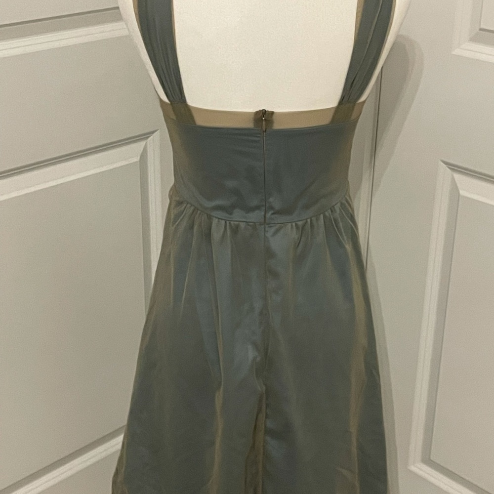 Left of Center Vintage Anthropologie
Worn Three Times
Teal/Gold Dress.
Size 4. - Picture 8 of 11